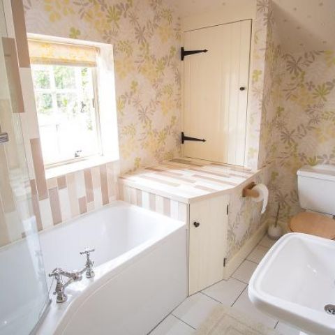 En suite bathroom at Garden Cottage, Richmond