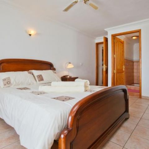 Double bedroom with en suite at Villa Antonio