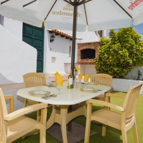 BBQ Ding pool side at Villa Antonio