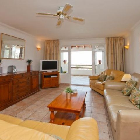 Living room with leather sofas at Villa Antonio