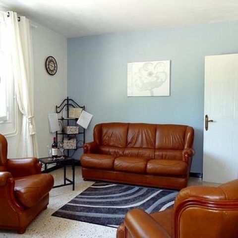 Lounge, seating with lumbar support. UK free view. WiFi 24/7