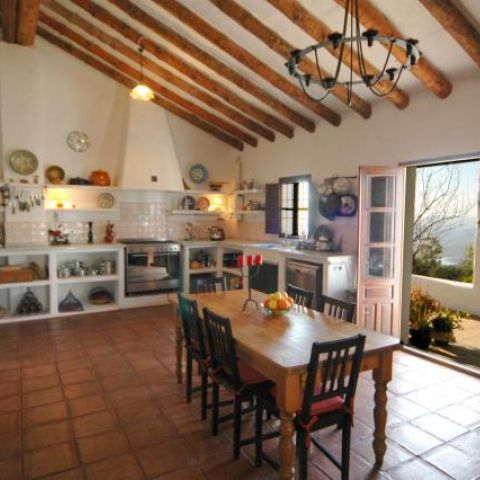Spacious kitchen dining room with range cooker
