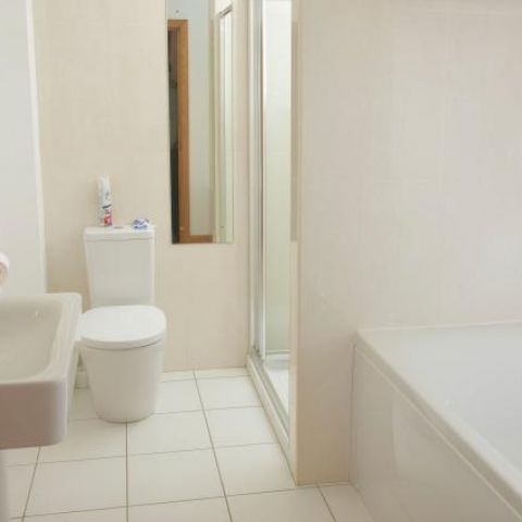 The family bathroom in the Threshing Barn