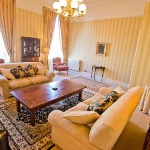 elegant comfortable 2 bedroomed flat sleeps 4