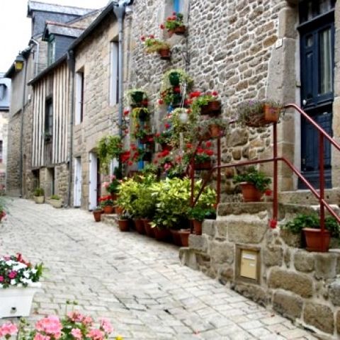 La Belle Maison, close to medieval market towns