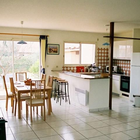 Well-equipped kitchen and dining
