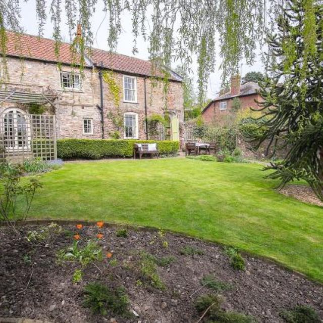 Garden Cottage, Richmond, Yorkshire - faces south over private, enclosed garden. Sleeps 6. No extra charge for 1 or 2 dogs.