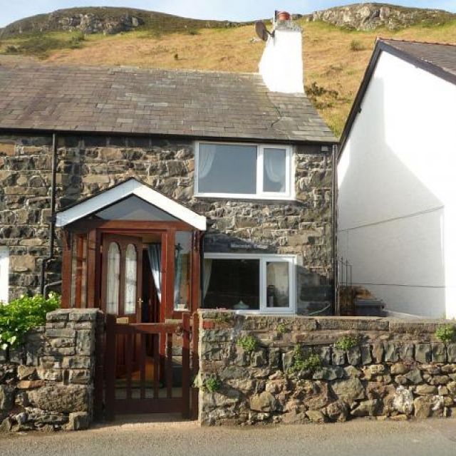 Quaint Welsh Cottage - village setting
